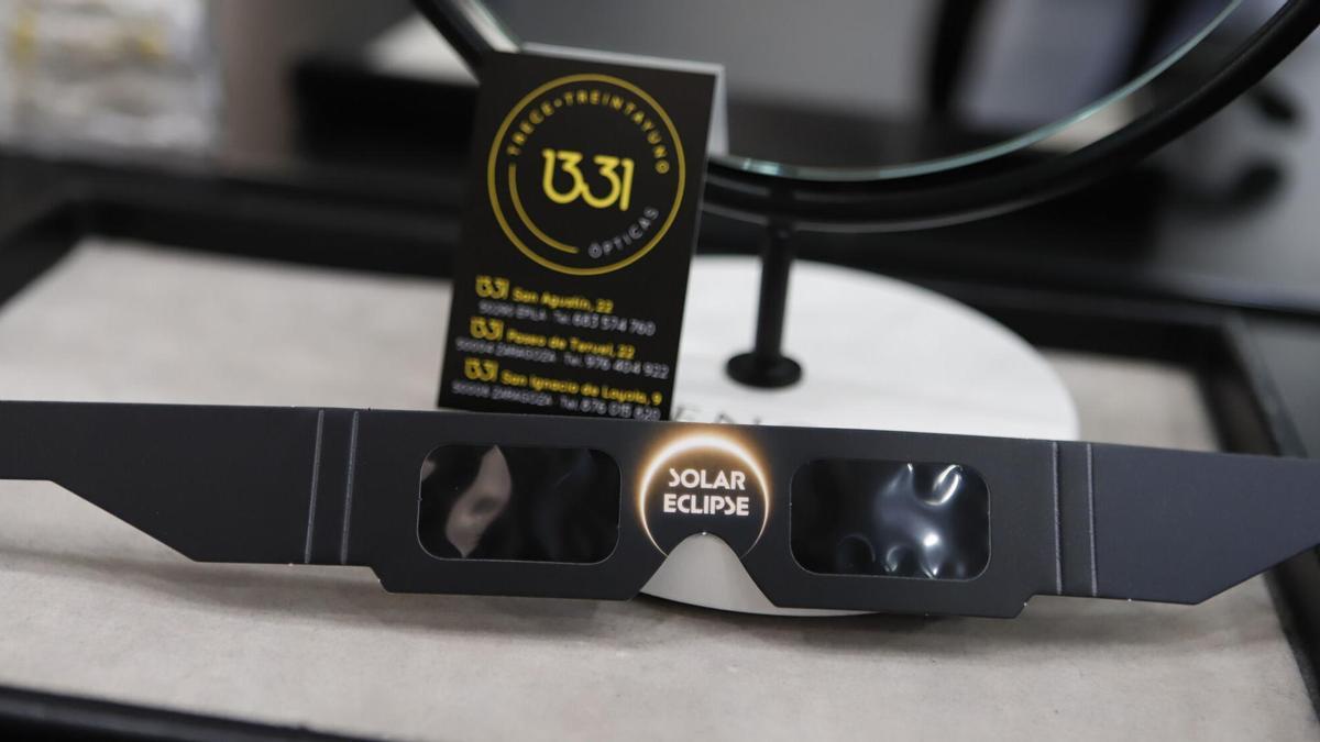 Los ópticos, sobre las gafas para el eclipse total de agosto: "Solo se pueden usar un máximo de 3 minutos"