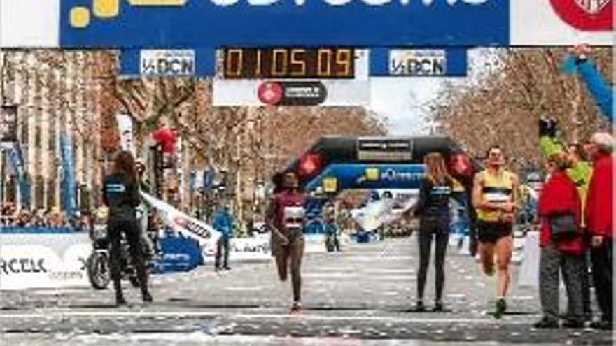 L&#039;atleta keniana creua la línia d&#039;arribada a la prova d&#039;ahir a Barcelona.