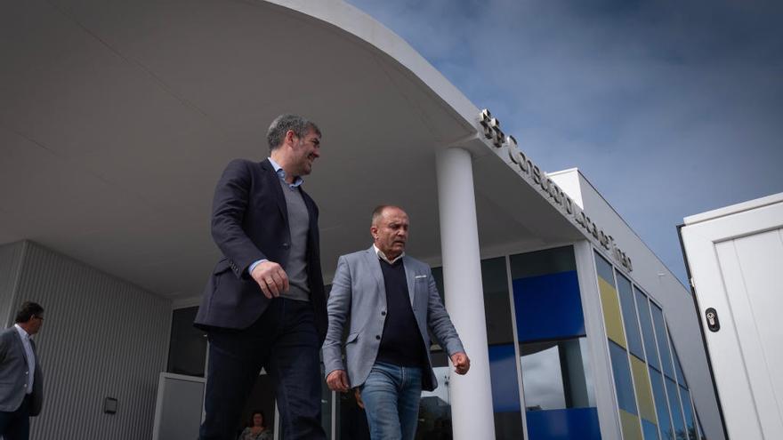 Fernando Clavijo (izquierda) y Jesús Machín, hoy, en el nuevo consultorio de salud de Tinajo.