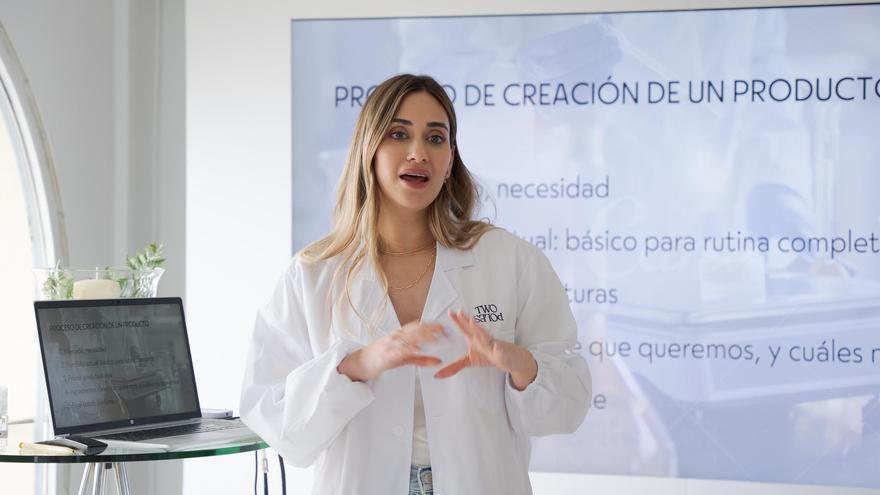 Anna Fuster, durante una conferencia sobre dermofarmacia y cosmética.