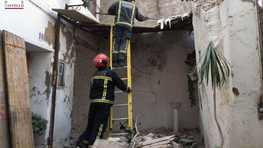 Auxilian a un vecino tras derrumbarse una casa en Onda