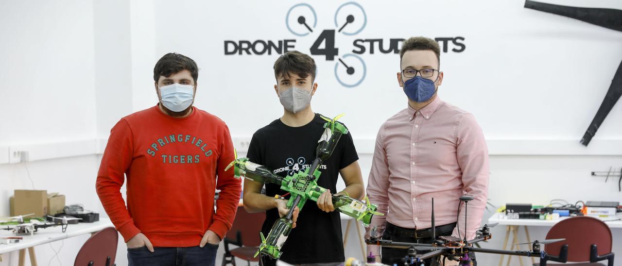 Adrián Martín, Jorge Martín y Omar Ouldali, en el laboratorio donde se fabrican los drones.