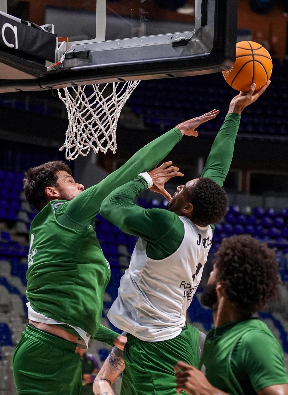 Barreiro intenta taponar a Rubit durante el entrenamiento del Unicaja de este miércoles.