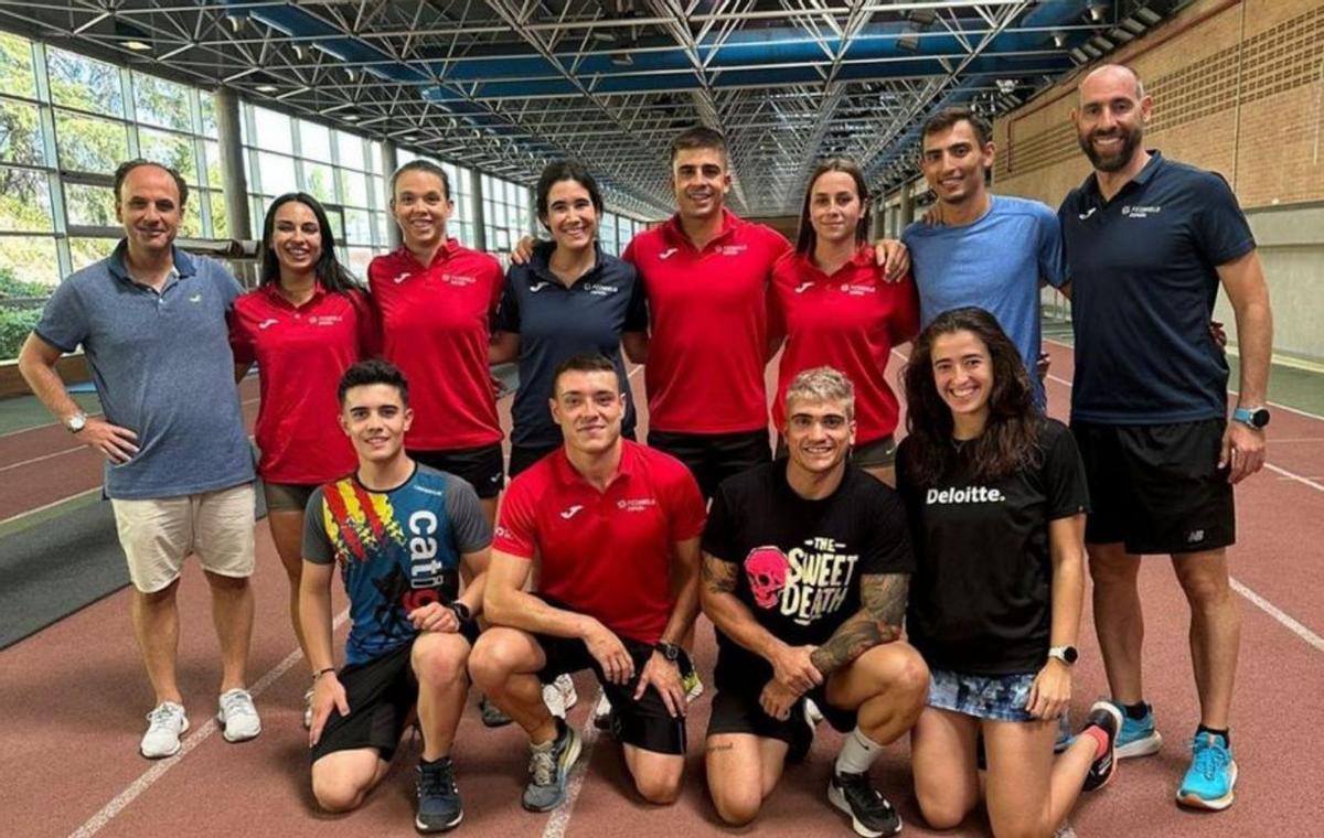 Martín Souto, ayer en las pistas de atletismo de Cangas, con la indumentaria de la Federación Española de Deportes de Hielo. | // G.N.