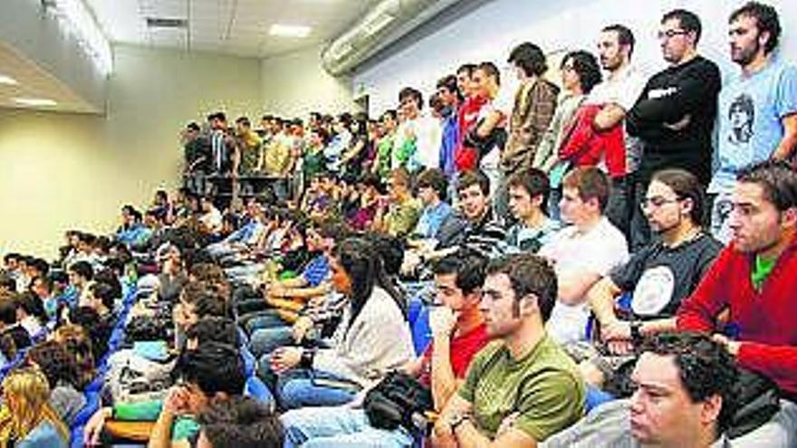 Asistentes a la asamblea informativa en Peritos sobre la unificación de escuelas.