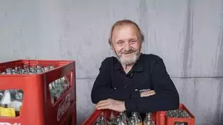 Quique, 68 años y de Mérida: precisión de malabarista para clasificar 2.500 cajas de botellines de Coca-Cola al día