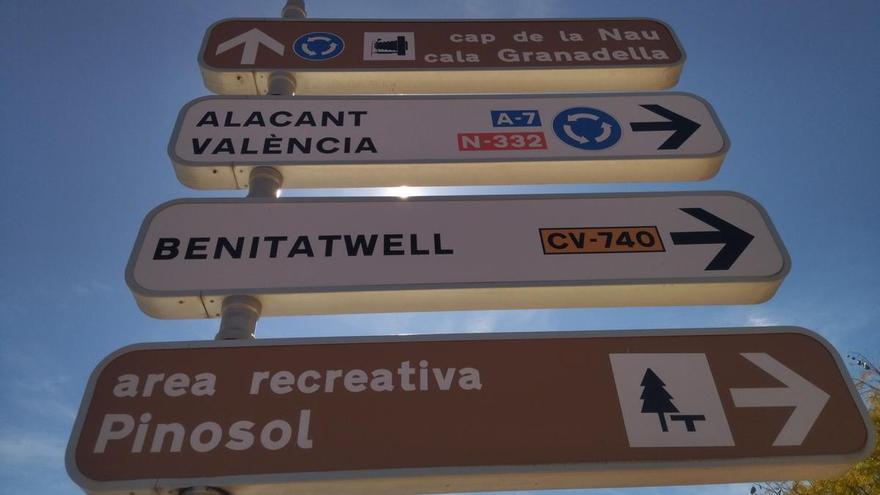 El &quot;valencianglish&quot; irrumpe en las señales: Benitatxell ahora es &quot;Benitatwell&quot;