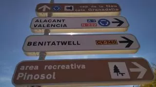 El "valencianglish" irrumpe en las señales: Benitatxell ahora es "Benitatwell"