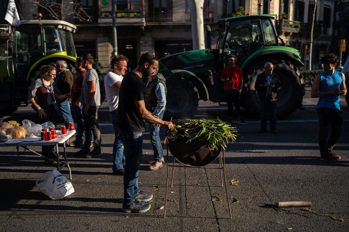 Tractores circulando por la Gran Via de Barcelona