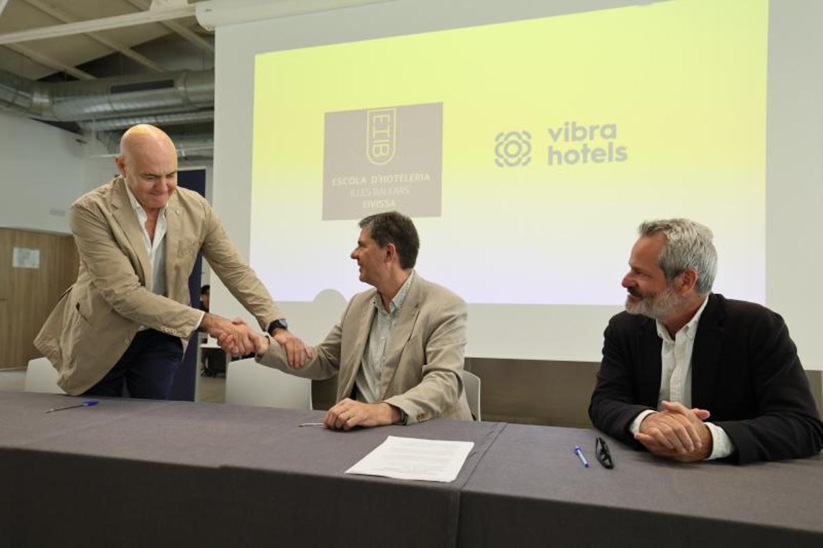 Todas las imágenes de la firma del convenio de la Escuela de Hostelería, el Govern y empresas hoteleras Todas las imágenes de la firma del convenio de la Escuela de Hostelería, el Govern y empresas hoteleras