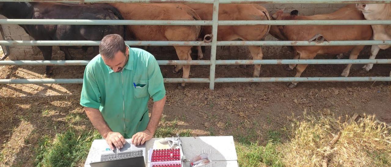 Diego Ibáñez, veterinario rural que trabaja por todo el norte provincial, lamenta la falta de cobertura, vital en una urgencia.