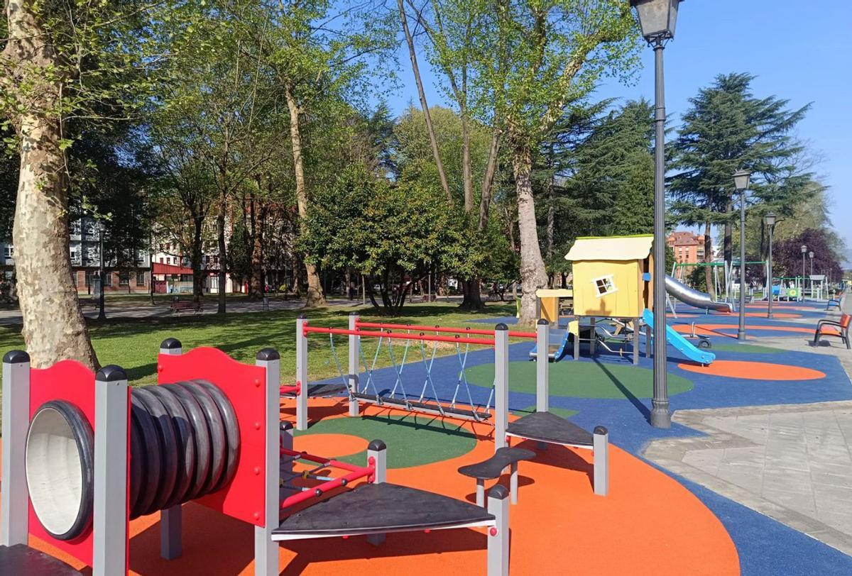 Zona infantil en el Parque Dorado.
