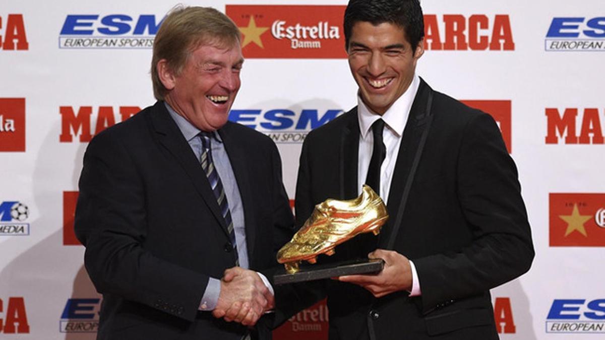 Luis Suárez, recibiendo la Bota de Oro de manos de Kenny Dalglish
