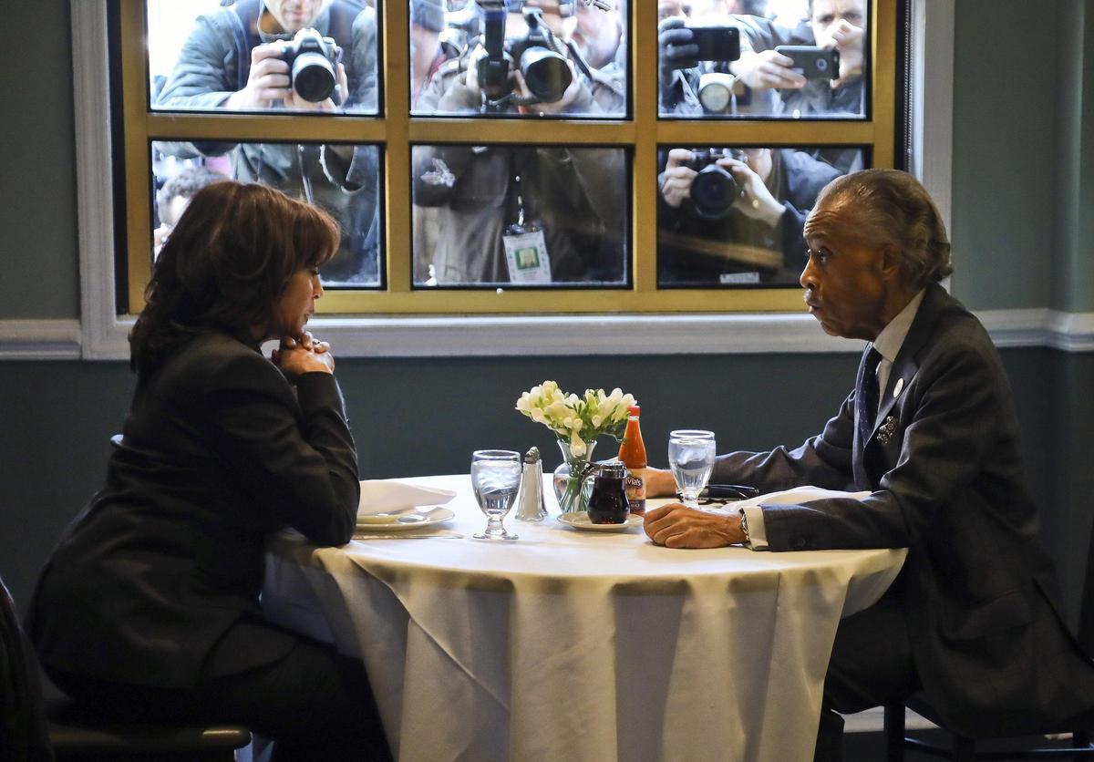 La candidata presidencial demócrata, la senadora Kamala Harris y el líder de los derechos civiles, el reverendo Al Sharpton, presidente de la Red de Acción Nacional, en Harlem, Nueva York, el 21 de febrero de 2019.