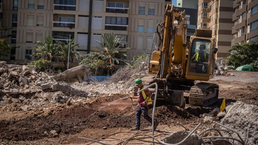 Dos trabajadores de la construcción en una obra.