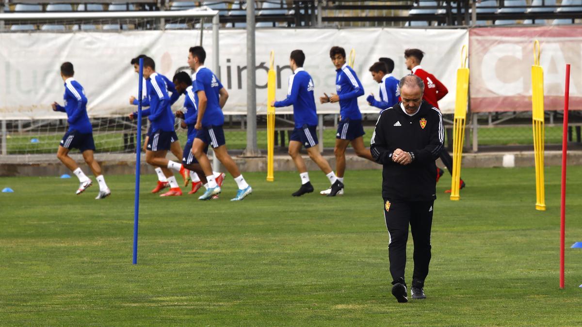 JIM, con sus jugadores al fondo, durante una sesión de entrenamiento.