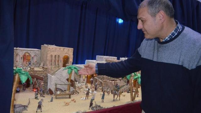Carlos Fresno junto a una de sus reproducciones del belén de Navidad, en Casa Solita. | E. P.