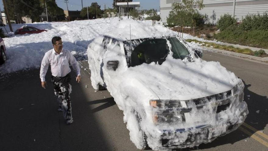 Una ola de espuma cubre un barrio en California