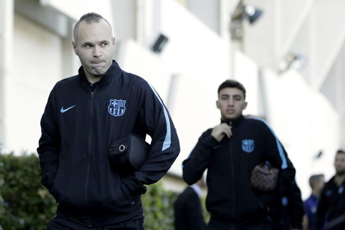 KOT22 YOKOHAMA (JAPÓN) 18/12/2015.- El delantero del FC Barcelona Andrés Iniesta (izda) a su llegada al entrenamiento del equipo en Yokohama al sur de Tokio (Japón) hoy, 18 de diciembre de 2015. El Barcelona se enfrentará al River Plate argentino el próximo 20 de diciembre en la final del Mundial de Clubes 2015. EFE/Kiyoshi Ota KOT22 YOKOHAMA (JAPÓN) 18/12/2015.- El delantero del FC Barcelona Andrés Iniesta (izda) a su llegada al entrenamiento del equipo en Yokohama al sur de Tokio (Japón) hoy, 18 de diciembre de 2015. El Barcelona se enfrentará al River Plate argentino el próximo 20 de diciembre en la final del Mundial de Clubes 2015. EFE/Kiyoshi Ota