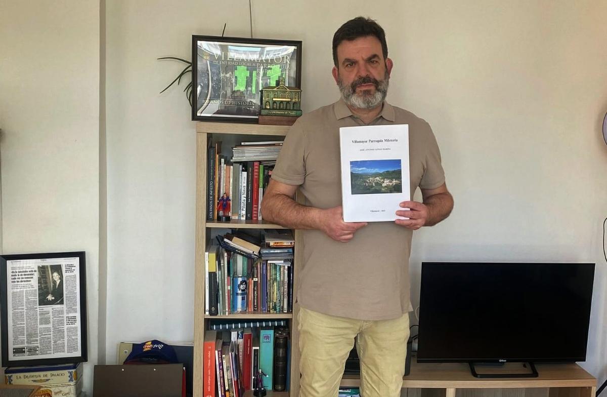 José Antonio Longo con un ejemplar de su libro.