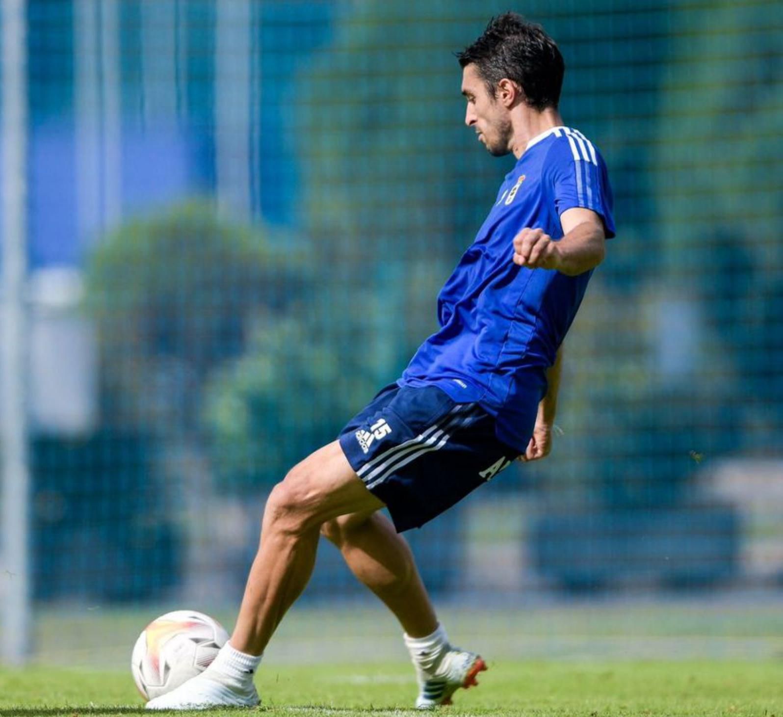 Brugman golpea un balón parado.  Real Oviedo