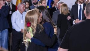 La reina Letizia abrazando a uno de los familiares durante el funeral de Estado por las victimas de la DANA en el museo prí­ncipe Felipe