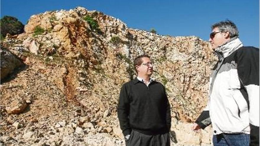 L&#039;alcalde, Jordi Cordón, al centre de la imatge, davant del punt on es produeixen despreniments de roques.