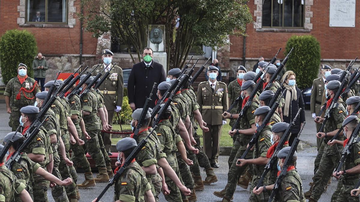 Adrián Barbón  en los actos conmemorativos de la festividad de la Inmaculada Concepción, patrona del Arma de Infantería, en Cabo Noval