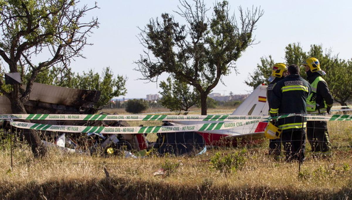 Integrants del cos de Bombers al lloc en què una avioneta s’ha estavellat, avui al municipi de Marratxi. Integrants del cos de Bombers al lloc en què una avioneta s’ha estavellat, avui al municipi de Marratxi.