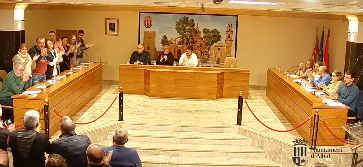 Aplausos a Ramón Marí en su despedida en el pleno.