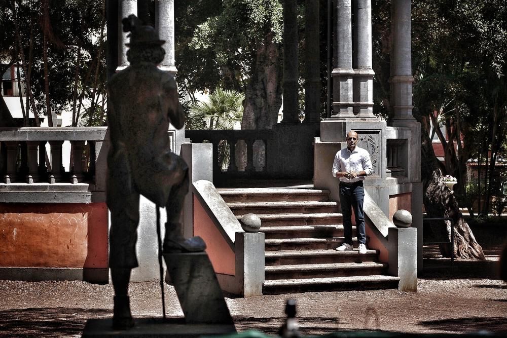 Alfonso Cabello posa junto a la estatua de Enrique González.