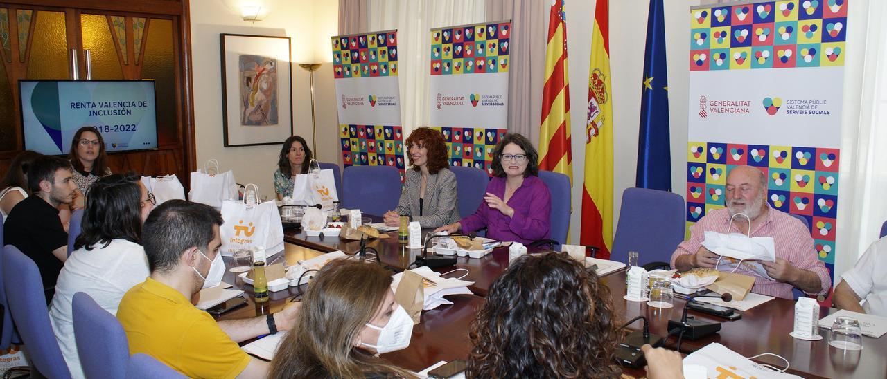 Desayuno informativo de Oltra en Castelló para hablar sobre la renta valenciana.