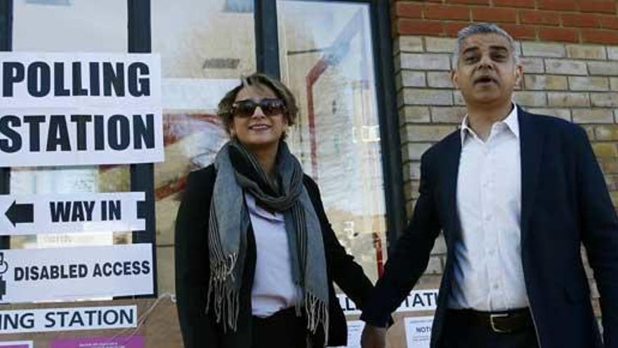 Sadiq Khan, con su esposa, antes de votar.