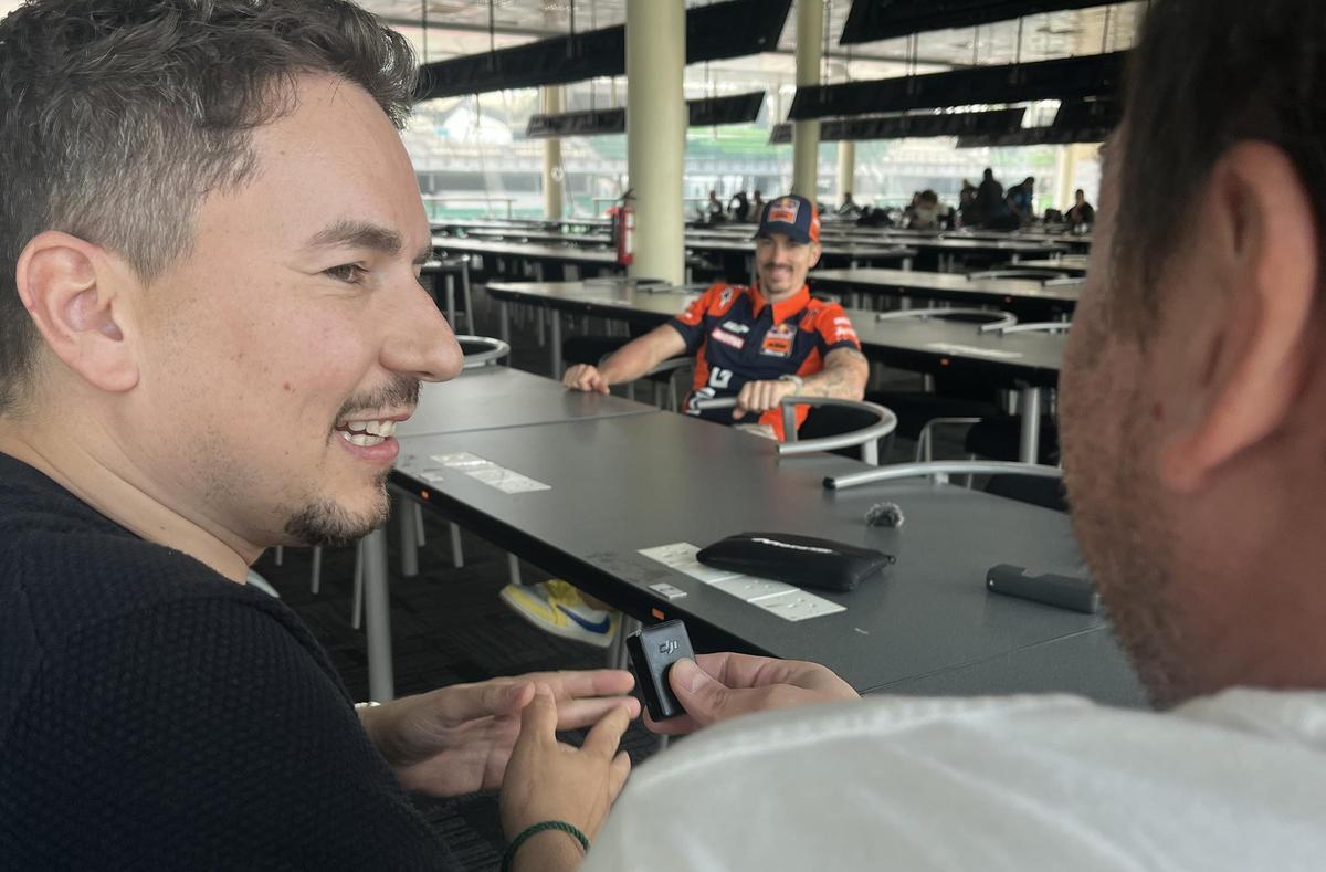 Jorge Lorenzo conversa con un periodista de gpone.com ante la presencia de Maverick Viñales.
