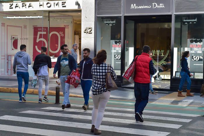 Inicio de las rebajas en Mesa y López