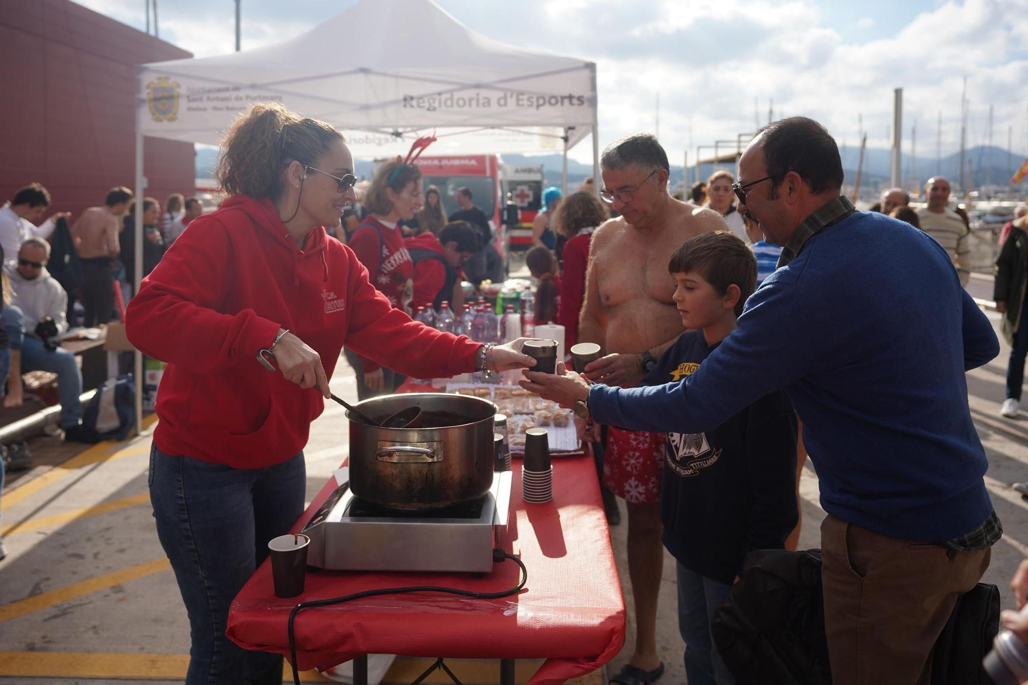 Todas las imágenes de la Copa de Nadal de natación en Ibiza