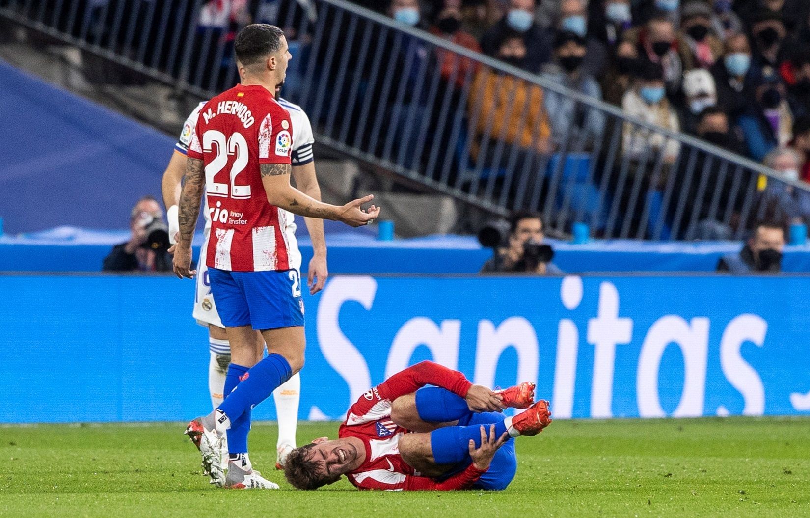 Griezmann se duele durante el partido ante el Madrid