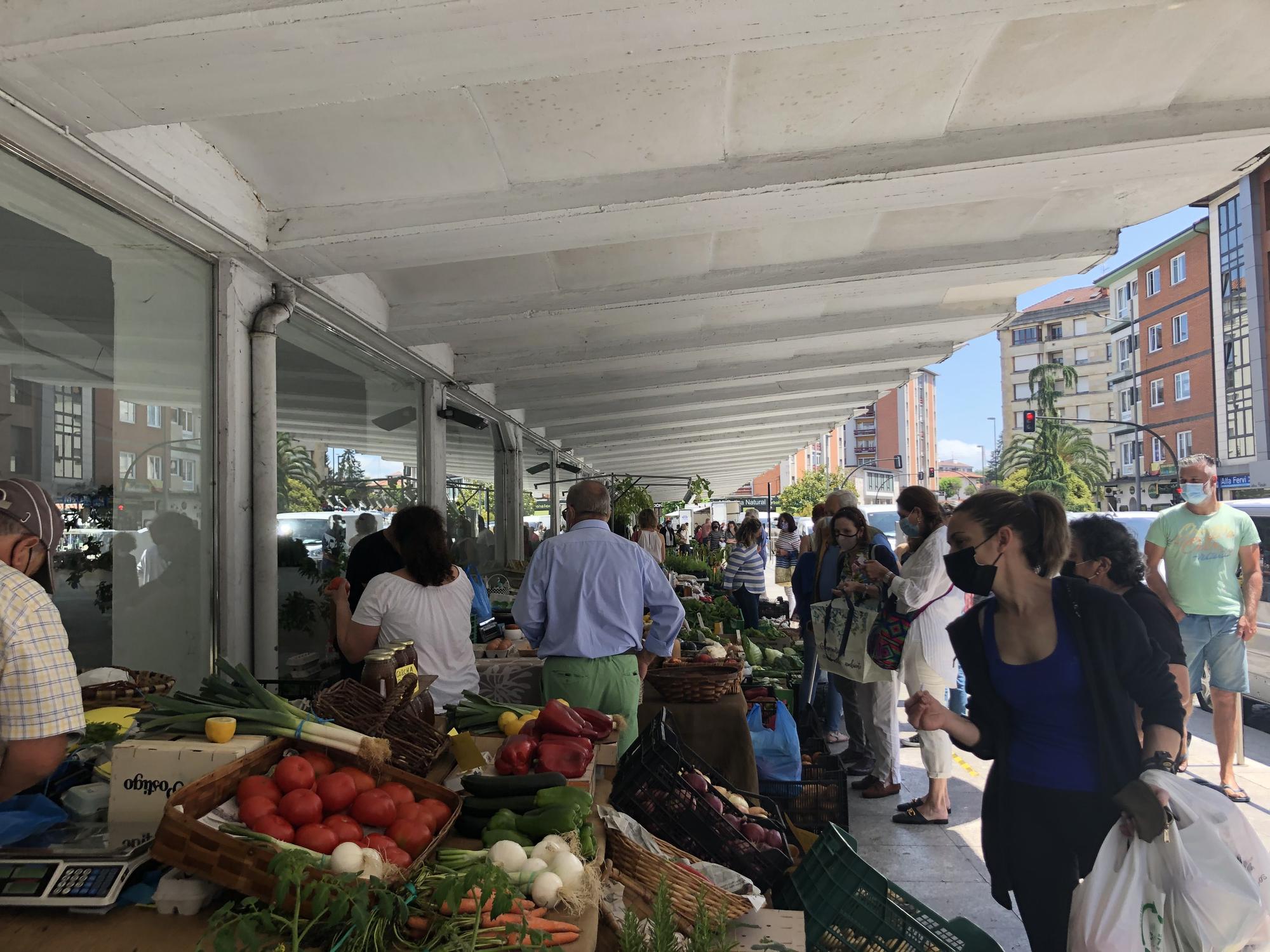 Ambiente y protagonistas de la Plaza de los martes en la Pola