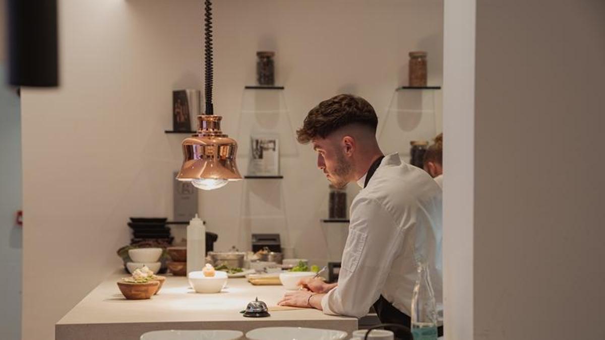 Juan pinel, en la cocina del restaurante.