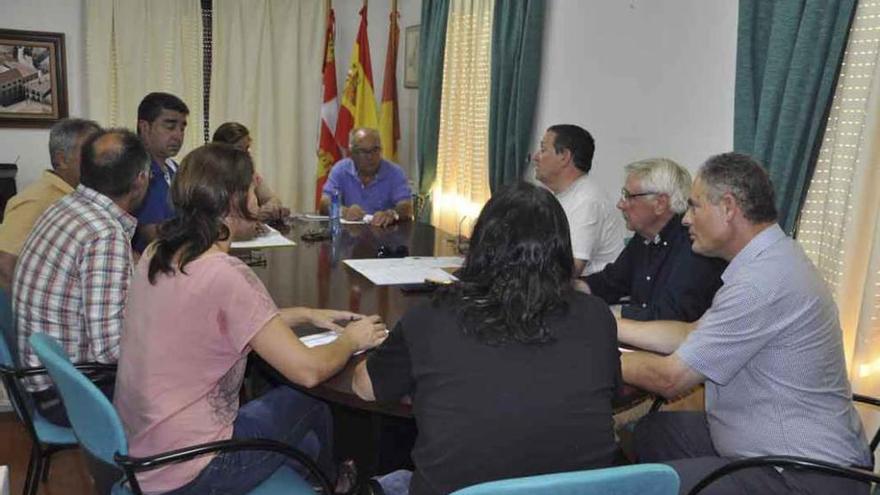 Alcaldes alistanos durante la última reunión de la mancomunidad.