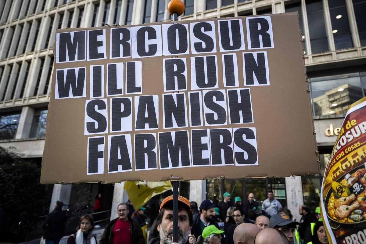 Cartel contra el acuerdo de Mercosur en una manifestación celebrada en València.