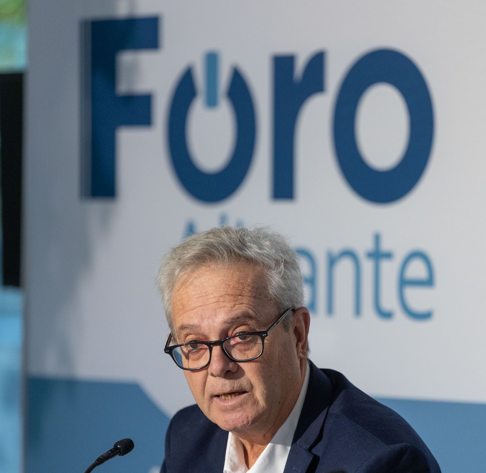 Conferencia del presidente del CIS, José Félix Tezanos, en Alicante