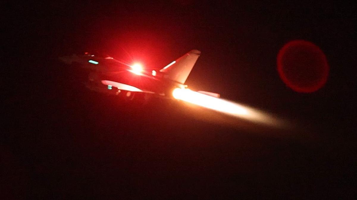 El avión RAF Typhoon en el momento de despegar de la base de la RAF en Akrotiri, Chipre, para unirse a la coalición que ha atacado objetivos militares en Yemen.