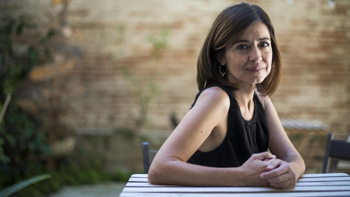 La escritora Marta Orriols, en el patio de la librería Casa Usher de Barcelona.