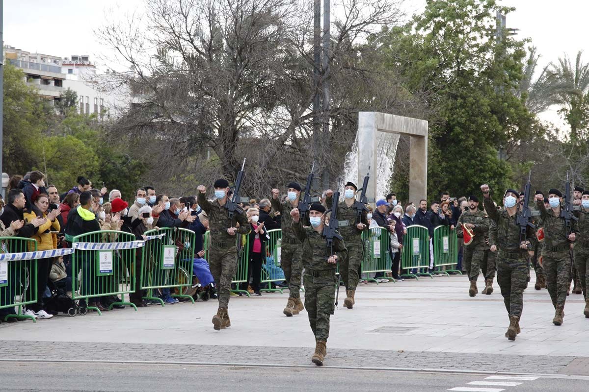 Izado de l bandera de España en Córdoba