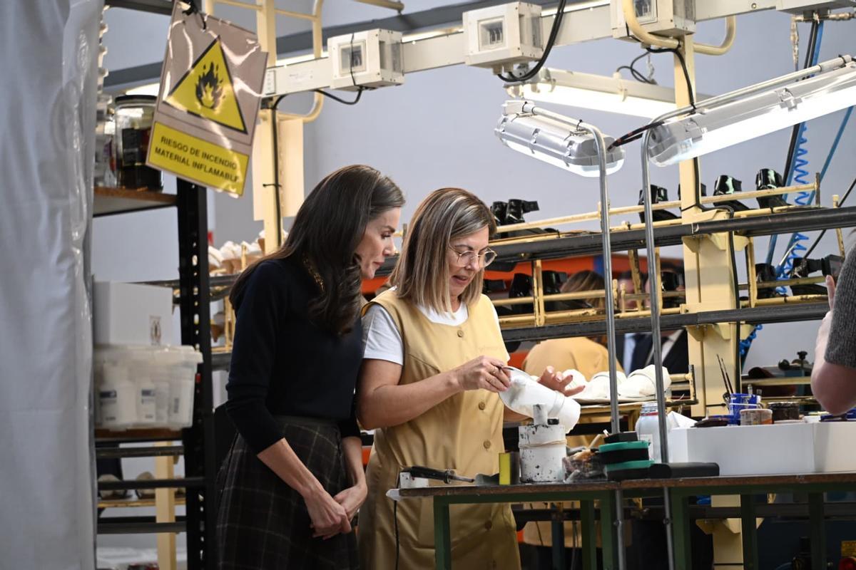 La reina Letizia visita la fábrica de calzado de la firma Pedro García