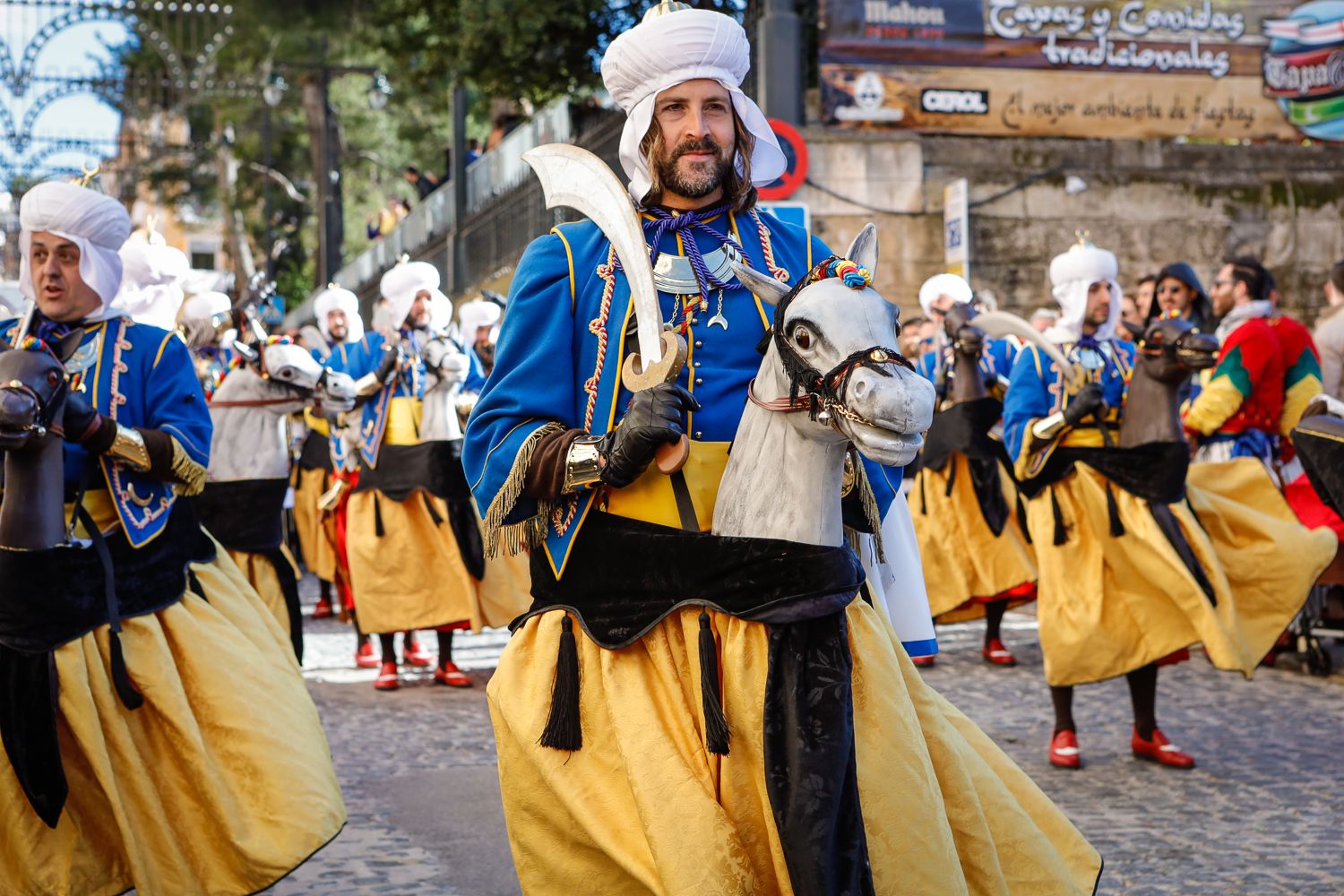 El desenfadado acto con caballos de cartón atrae cada año a un mayor número de espectadores