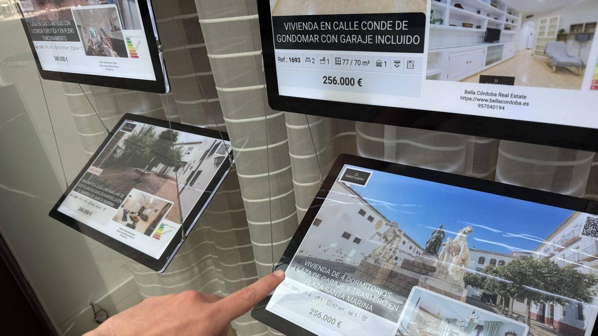 Escaparate de una inmobiliaria en Córdoba.