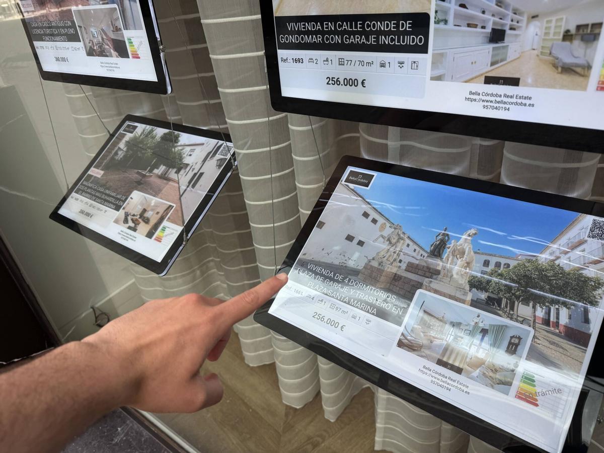 Carteles en una inmobiliaria de Córdoba de pisos y vivienda en venta