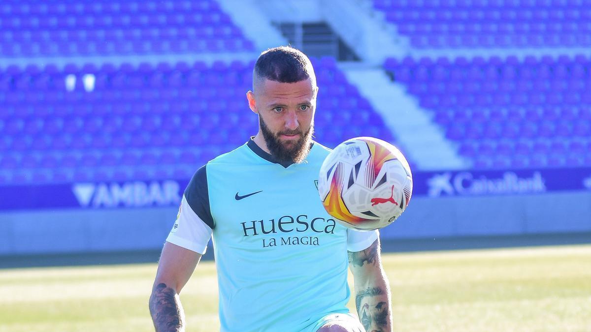 Timor realiza unos toques con el balón en su presentación en El Alcoraz.